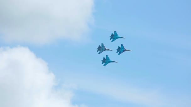 Jet fighters realizando acrobacias grupales — Vídeo de stock