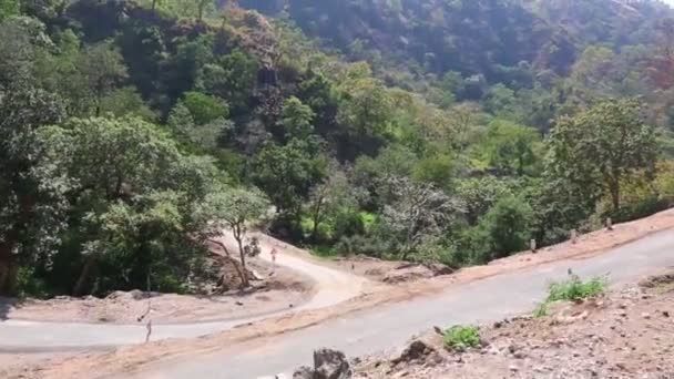 Serpentine road, uitzicht vanaf de auto — Stockvideo