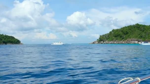 Морской пейзаж с лодками, Андаманское море — стоковое видео
