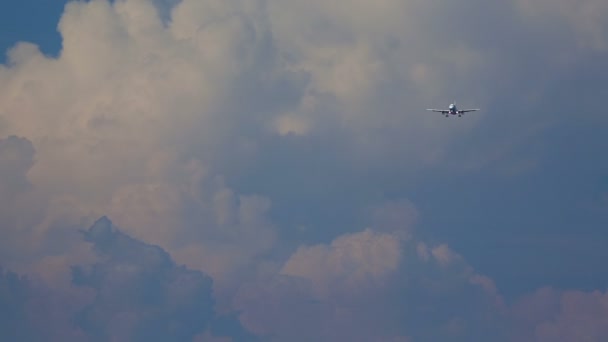 Реактивный самолет приближается в сумерках — стоковое видео