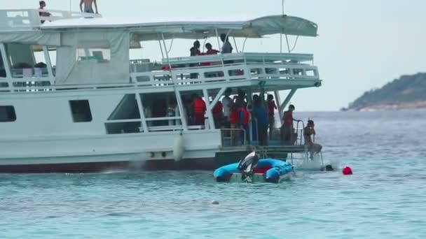 Turistas no barco de mergulho — Vídeo de Stock