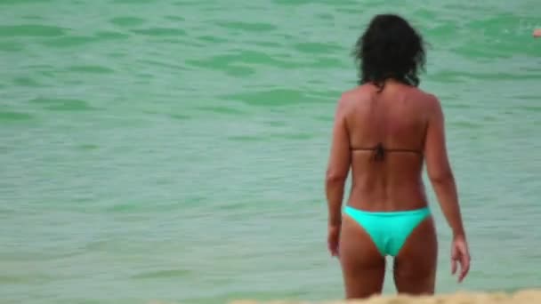 Vrouw op Karon strand — Stockvideo