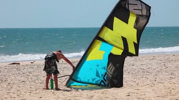 Kitesurfer カイトを飛行する準備をして — ストック動画