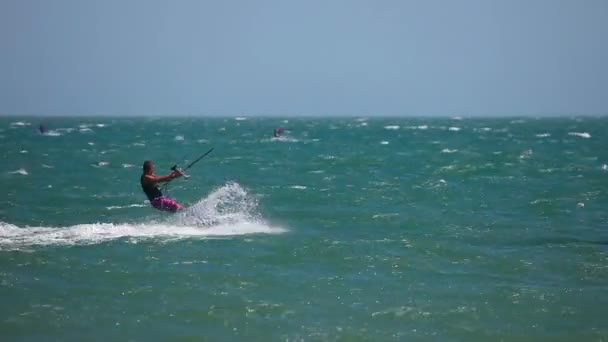 Kitesurfer surfen op de golven — Stockvideo