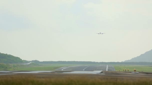 Düsenflugzeug im Anflug — Stockvideo