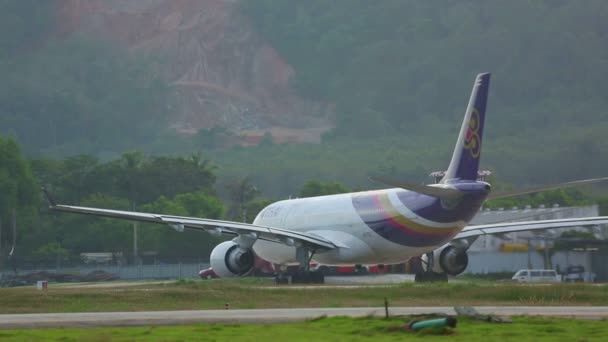 Thai Airways Airbus 330 Taksilemek — Stok video