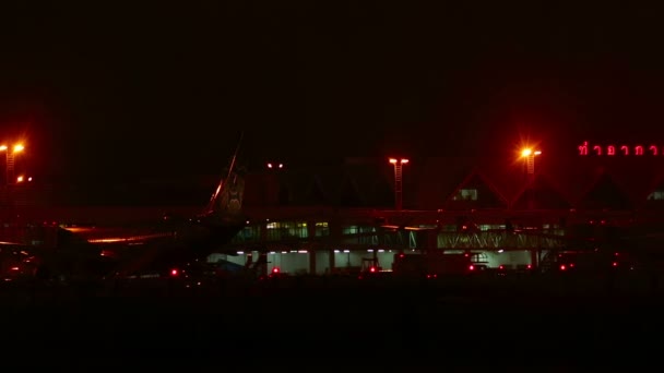 Phuket Uluslararası Havaalanı geceleri — Stok video