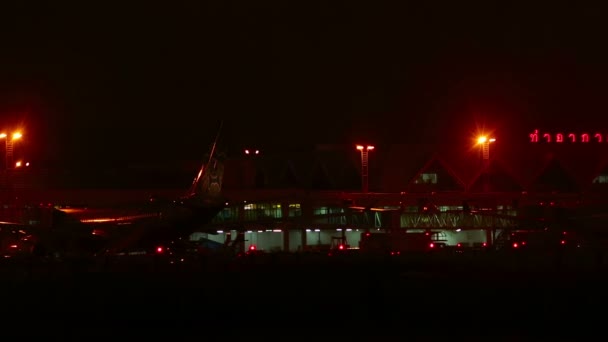 Phuket Int. Aéroport la nuit — Video