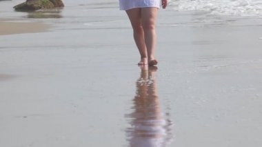 Kumsalda yürürken