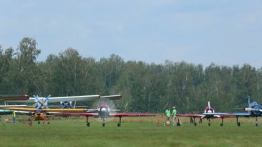 Yak-52 spor uçak kalkışa hazırlanıyor