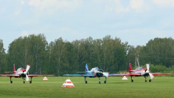 Jak-52 sport vliegtuigen opstijgen voorbereiden — Stockvideo