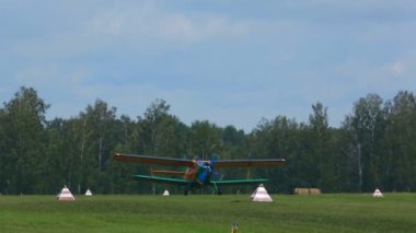Antonov-2 çift kanatlı aerodrome üzerinde