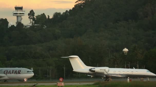 Airplane taxiing — Stock Video