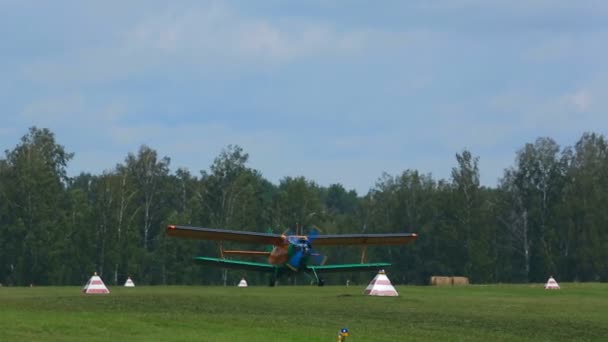 Biplano Antonov-2 no aeródromo — Vídeo de Stock