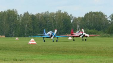 Yak-52 spor uçak kalkışa hazırlanıyor