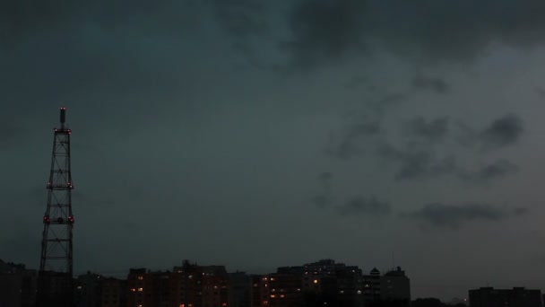 Onweer over de stad — Stockvideo