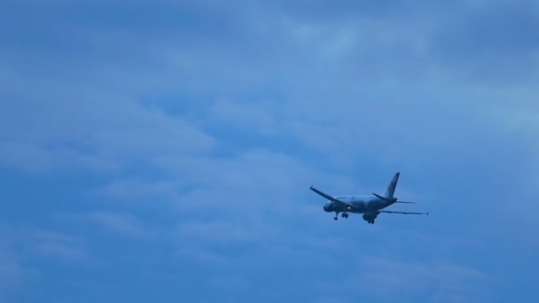 Samolot pasażerski malejąco — Wideo stockowe