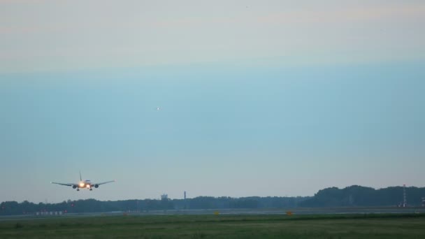 飞机降落在清晨 — 图库视频影像