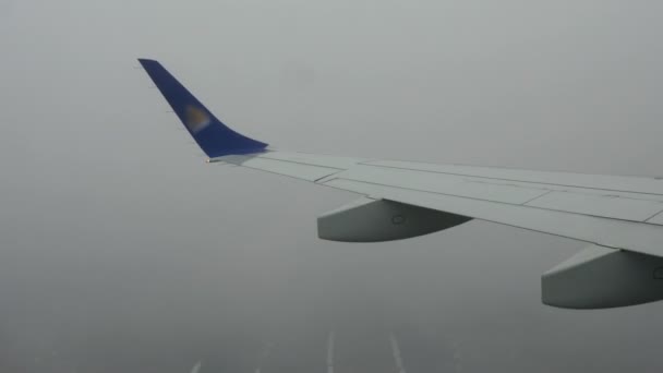 Repülő a felhőn keresztül — Stock videók