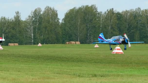 YAK-52 avions sportifs se préparant au décollage — Video