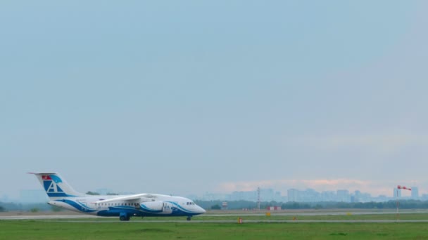 Airplane taxiing on runway — Stock Video