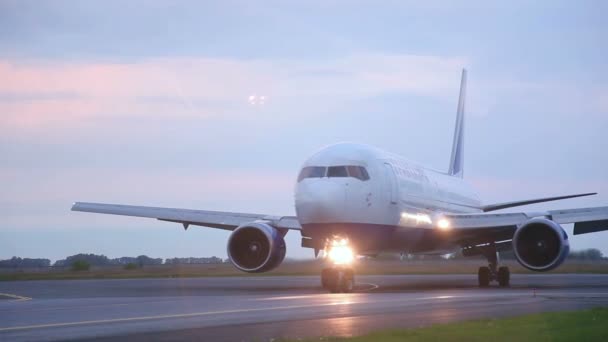 Flugzeug rollt auf Landebahn — Stockvideo
