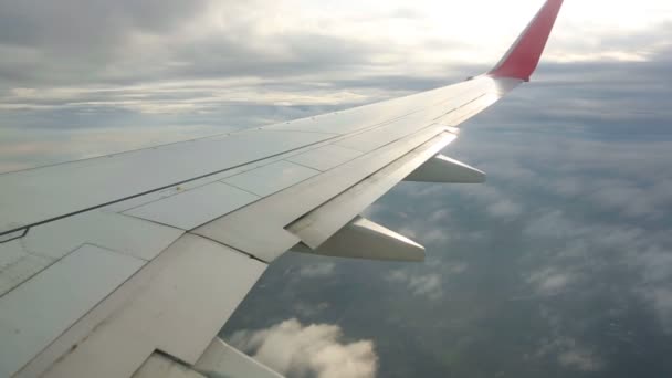 Voler entre des couches de nuages 