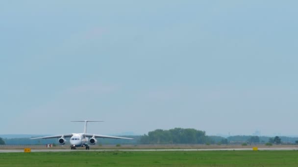 Avión en rodaje en pista — Vídeos de Stock