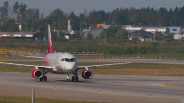 MOSCOW, Rusya Federasyonu - 31 Temmuz 2021: Sukhoi Superjet 100, RA-89114 Rossiya Taxiing. Avia trafiği. Seyahat kavramı
