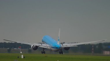 AMSTERDAM, NETHERLANDS - 25 Temmuz 2017 KLM Airlines Boeing 777, PH-BVO havalandı. Geniş gövdeli uçak kalkışı, dikiz manzaralı. Seyahat kavramı