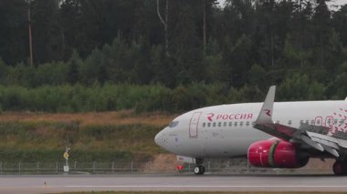 MOSKOW, Rusya Federasyonu - 29 Temmuz 2021: Boeing 737, Rossiya 'nın başkan yardımcısı yavaşlıyor, yan görüş. Yolcu uçağı geliyor. Spoiler hazır.