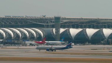 BANGKOK, THAILAND - 16 Mart 2025: Airbus A321neo of Aeroflot, ruhsat RA-73704, Suvarnabhumi Havaalanı 'ndaki taksi yolu boyunca ilerliyor, yan taraftan yakalandı..
