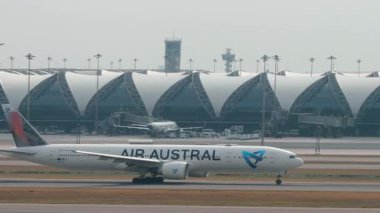 BANGKOK, THAILAND - 16 Mart 2025: Air Austral Boeing 777, F-OLRD Bangkok havaalanından havalanmadan önce hızlandı. Yolcu uçağı kalkıyor. Seyahat kavramı