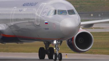 MOSCOW, Rusya Federasyonu - 29 Temmuz 2021: Yolcu uçağı Airbus A321, Aeroflot taksicilik VP-BAV, ön görüş, orta çekim. Taksideki jet uçağının görüntüsü. Seyahat kavramı