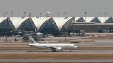 BANGKOK, THAILAND - 15 Mart 2025: Bangkok Airways Airbus A320, HS-PPE kalkış, yan görüş. Uçak kalkıyor. Seyahat kavramı