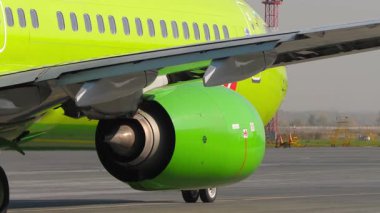 NOVOSIBIRSK, RUSYA FEDERasyonu - 18 Eylül 2025: Boeing 737, RA-73668 S7 Airlines taksicilik, yan görüş, orta atış. Uçak pistte kaldı. Seyahat kavramı