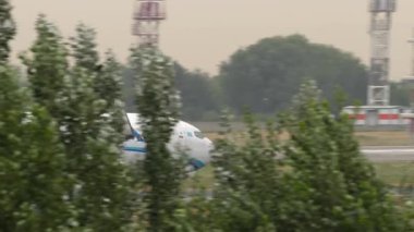 ALMATY, KAZAKHSTAN - 26 Haziran 2025: SCAT Airlines Boeing 737, UP-B3741 Almaty havaalanından kalkış, yan görüş. Seyahat kavramı