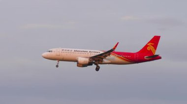 KUALA LUMPUR, MALAYSIA - 13 Ocak 2025: Shenzhen Airlines Airbus A320, B-8077 iniş, yan görüş. Uçak uçuşu. Yolcu jeti gökyüzünde. Seyahat kavramı