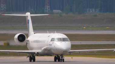 MOSCOW, Rusya Federasyonu - 29 Temmuz 2021: Severstal CRJ adlı uçak taksiyolu boyunca ilerliyor. Uçak kalkışa hazır..