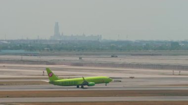 BANGKOK, THAILAND - 16 Mart 2025: Yolcu uçağı S7 Airlines Boeing 737, RA-73669 kalkış. Uçaklar uçuyor. Seyahat kavramı