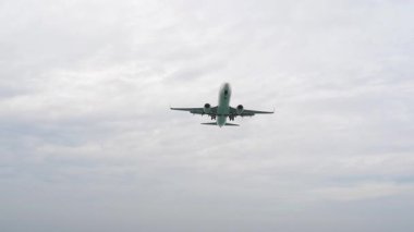 PHUKET, THAILAND - Şubat 01, 2023: Singapur Havayolları Boeing 737, 9V-MGM karaya çıkıyor. Bir uçak yaklaşıyor. Seyahat kavramı