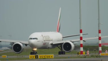 AMSTERDAM, NETHERLANDS - 25 Temmuz 2017: Emirates Kargo Boeing 777 uçağı, pistte A6-EFO. Geniş gövdeli uçak taksisi