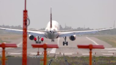 Yolcu jet uçağı piste indikten sonra yavaşlıyor. Havacılık, hava yolculuğu, varış ve modern ulaşım kavramı