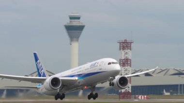 KUALA LUMPUR, MALAYSIA - 13 Ocak 2025: ANA Boeing 787 uçağı Kuala Lumpur Uluslararası Havalimanı 'ndan havalanır. Uçuş, havayolu ve seyahat kavramları için ideal.