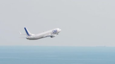 SOCHI, RUSSIA - 02 Ağustos 2022: Boeing 737 UTair, RA-73088 Adler havaalanından kalkış. Seyahat kavramı