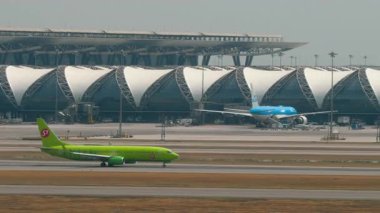 BANGKOK, THAILAND - 16 Mart 2025: Yolcu uçağı S7 Airlines Boeing 737, RA-73669 kalkış. Uçaklar uçuyor. Seyahat kavramı