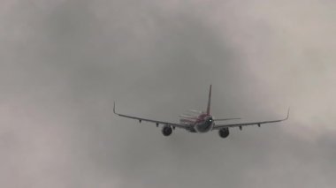 PHUKET, THAILAND - 25 Şubat 2025: Sichuan Airlines Airbus A321, B-8961 kalkış, arka görüş. Seyahat kavramı