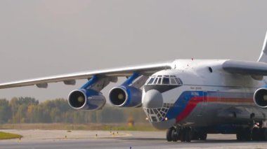 NOVOSIBIRSK, RUSSIAN FEDERASYON - 18 Eylül 2025: Rusya - İçişleri Bakanlığı Il-76MD, RF-76829 pistte. Ağır askeri nakliye uçakları yükleniyor.