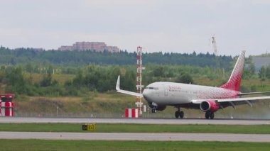 MOSCOW, Rusya Federasyonu - 29 Temmuz 2021: Uçak Boeing 737, Rossiya 'nın VP-BOI uçağı iniş sonrası fren yapıyor, yan görüş. Yolcu uçağı geliyor. Seyahat kavramı