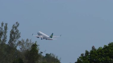 PHUKET, THAILAND - HAZİRAN 01, 2023: Spring Airlines Airbus A320, B-306P kalkış, uzun atış. Gökyüzünde ticari jet, dikiz manzaralı. Uçak uçuyor. Seyahat kavramı